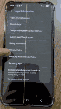 Animated footage of the Galaxy S22 Plus screen scrolling through a page of text while the green line stays fixed in the same position